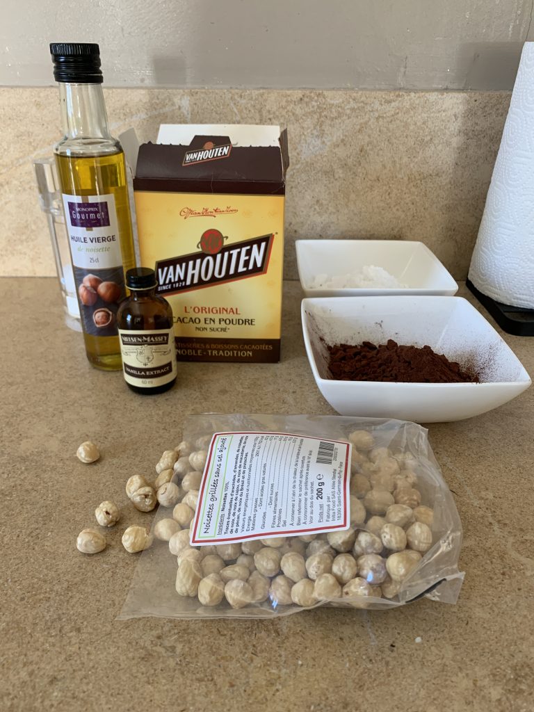 Ingrediënten DIY Nutella chocopasta; cacaopoeder, poedersuiker, vanille-extract, hazelnotenolie, zeezout en natuurlijk hazelnoten. 