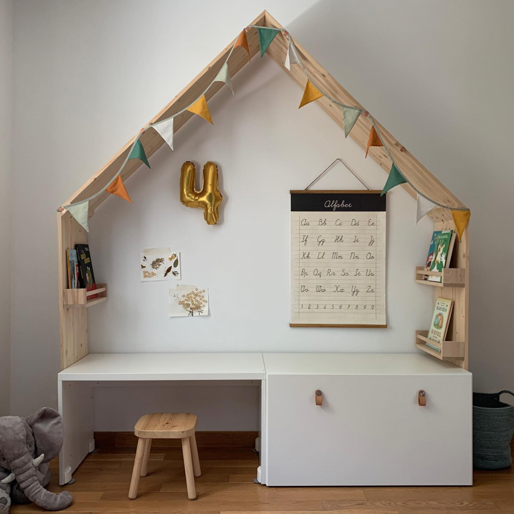 Kinderbureau in de vorm van een huis, gebaseerd op de IKEA Stuva collectie. Kinderkamerstyling.